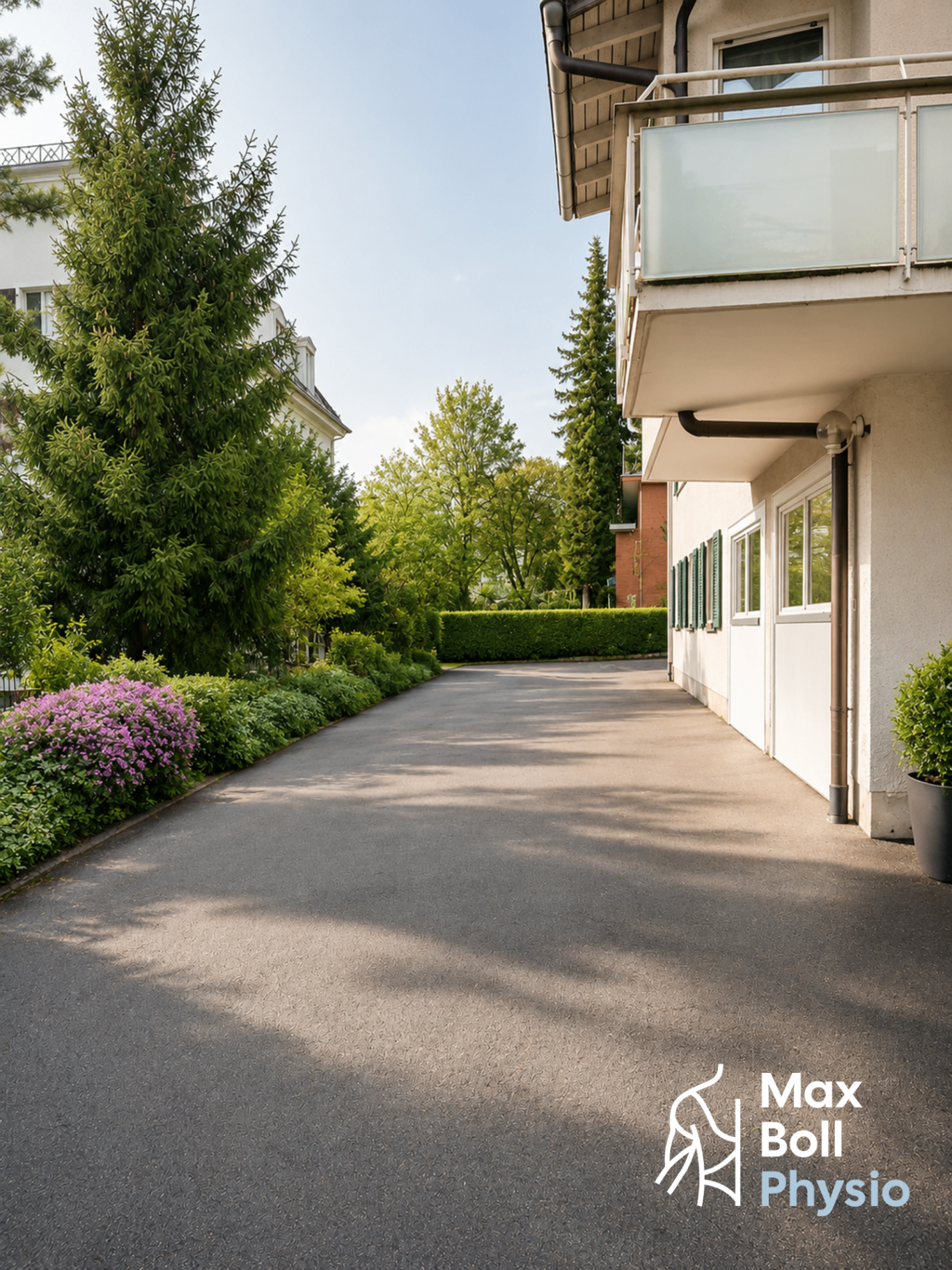 Zufahrt und Parkplätze der Physio Max Boll Praxis an der Bäulistrasse 39, Zürich Höngg